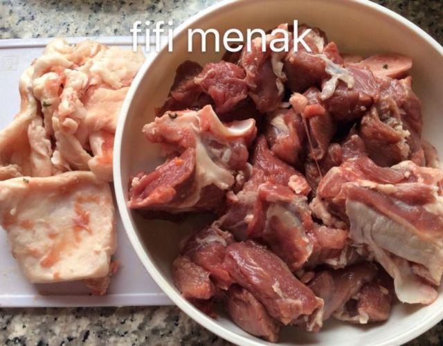 Enlever les parties grasses de la viande d’agneau.