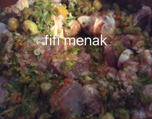 Faire mijoter la viande avec les légumes et pois chiches.