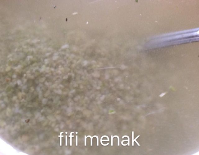 Tremper le blé pendant quelques minutes ( 5 à 15 minutes) puis le débarrasser de son eau en inclinant le récipient.