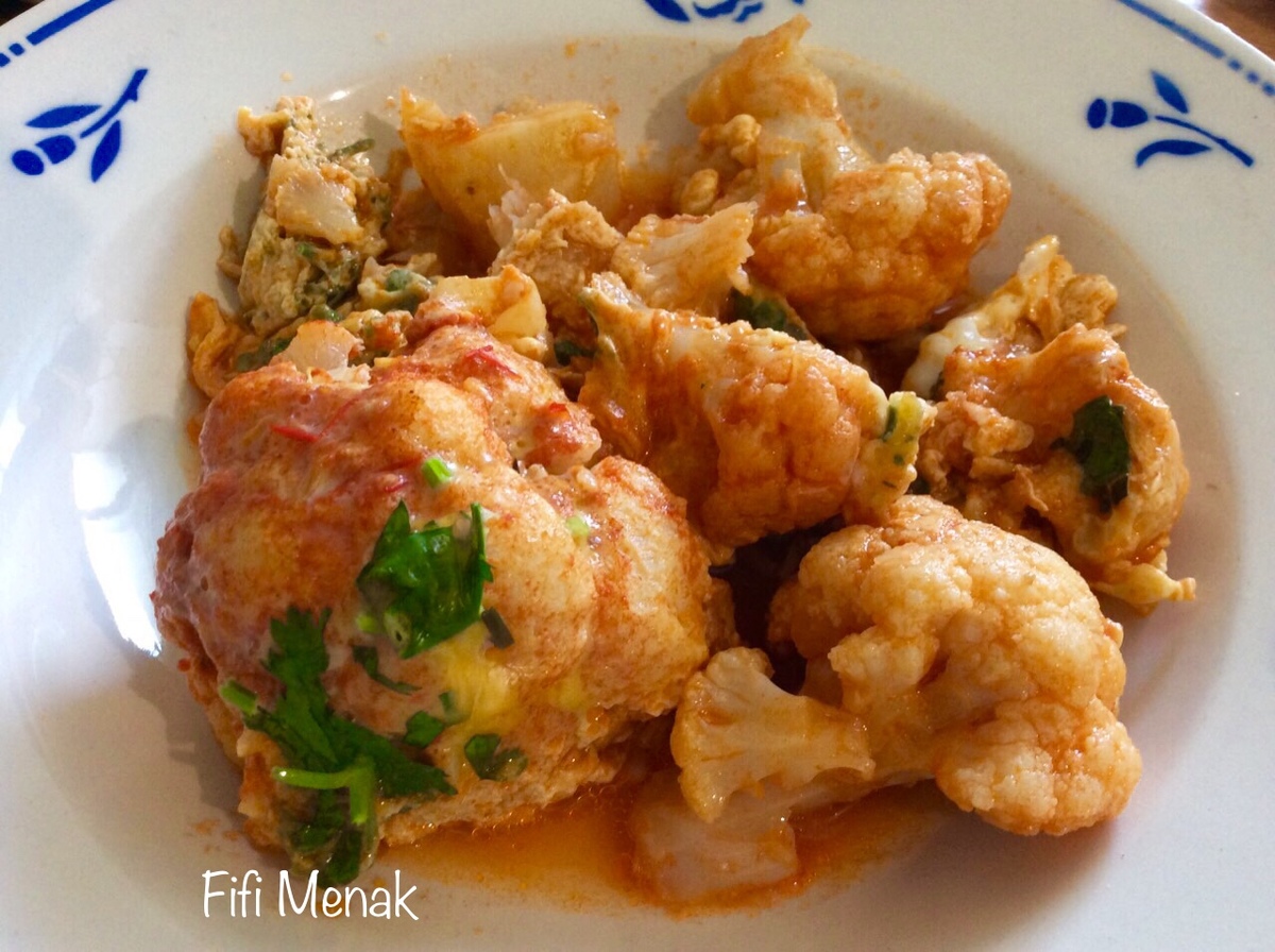 CHOU-FLEUR EN SAUCE ROUGE AUX ŒUFS