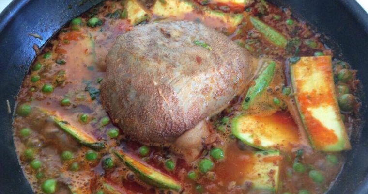 Panse farcie en sauce avec courgettes et petits pois