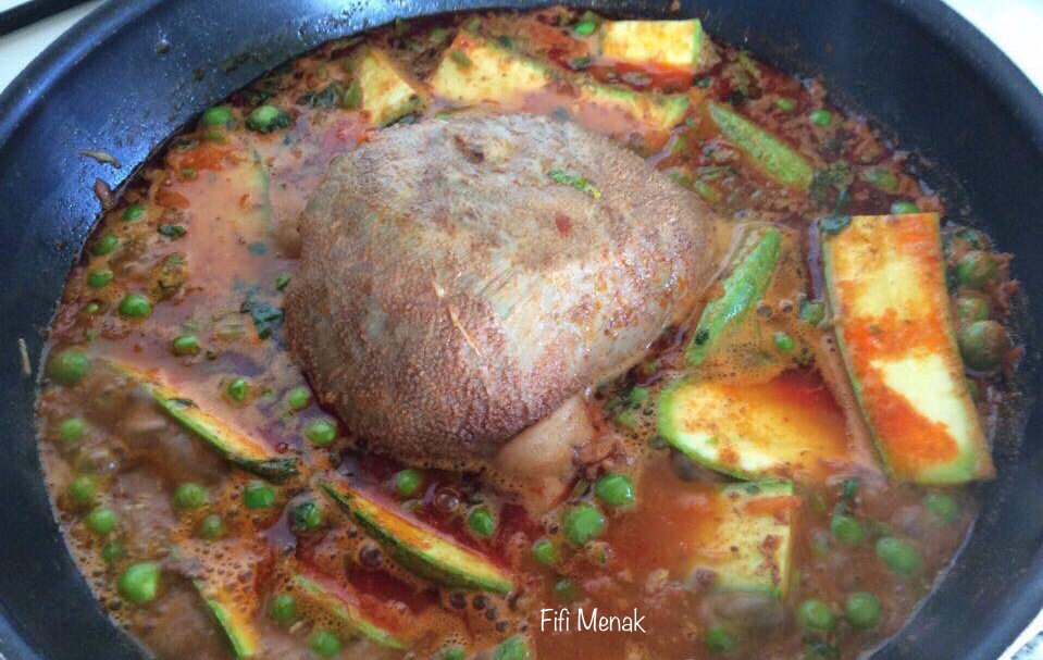 Panse farcie en sauce avec courgettes et petits pois