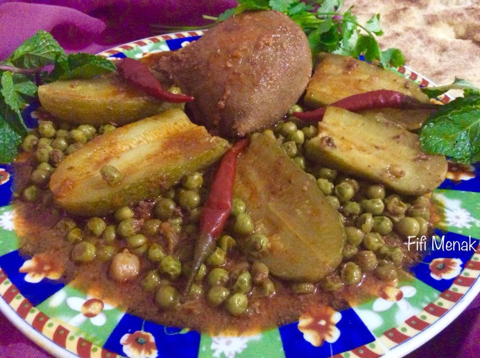 Tripes farcies en sauce avec petits pois et courgettes (Osbane dewara bel djelbana w el qaraa)