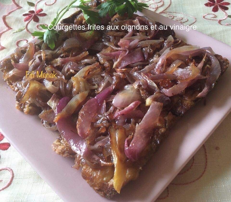 COURGETTES FRITES AUX OIGNONS ET AU VINAIGRE (QARAA MCHERMLA BEL BSAL)