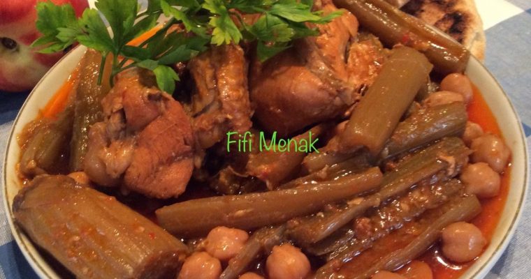 CARDONS EN SAUCE ROUGE À L’AIL