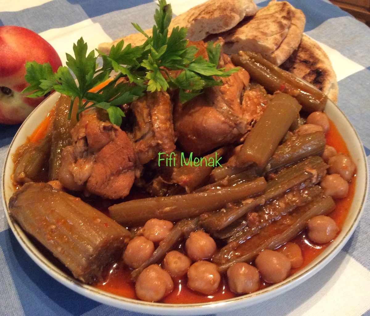 CARDONS EN SAUCE ROUGE À L’AIL