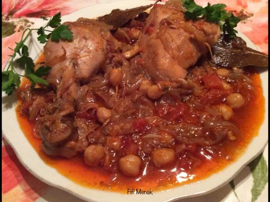 RAGOÛT OIGNONS, TOMATES ET POIS CHICHES À LA VIANDE