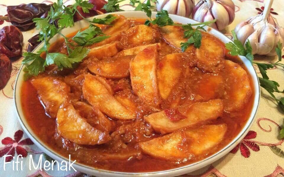 Frites en sauce à l’ail, carvi et vinaigre (Batata mchermla)