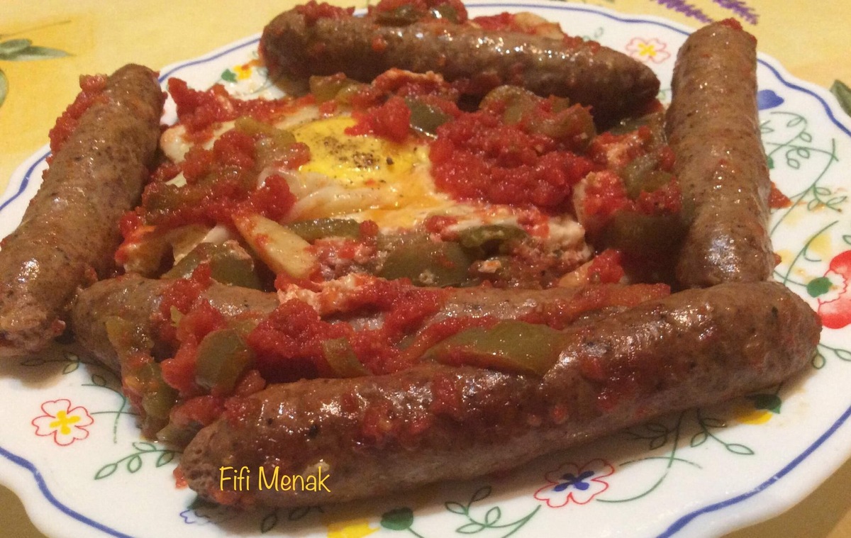 MERGUEZ EN SAUCE PIQUANTE AUX ŒUFS