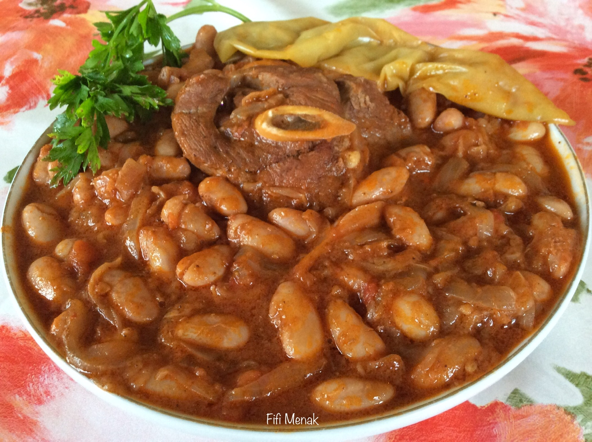 Haricots blancs à écosser en sauce à la viande.