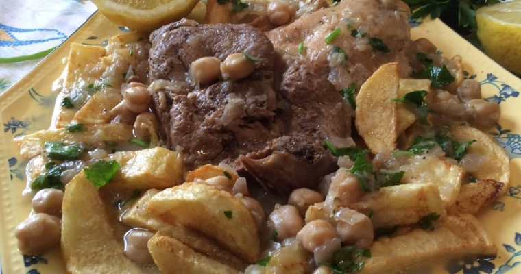 Pommes de terre frites en sauce blanche à la viande (Kbab algérois)