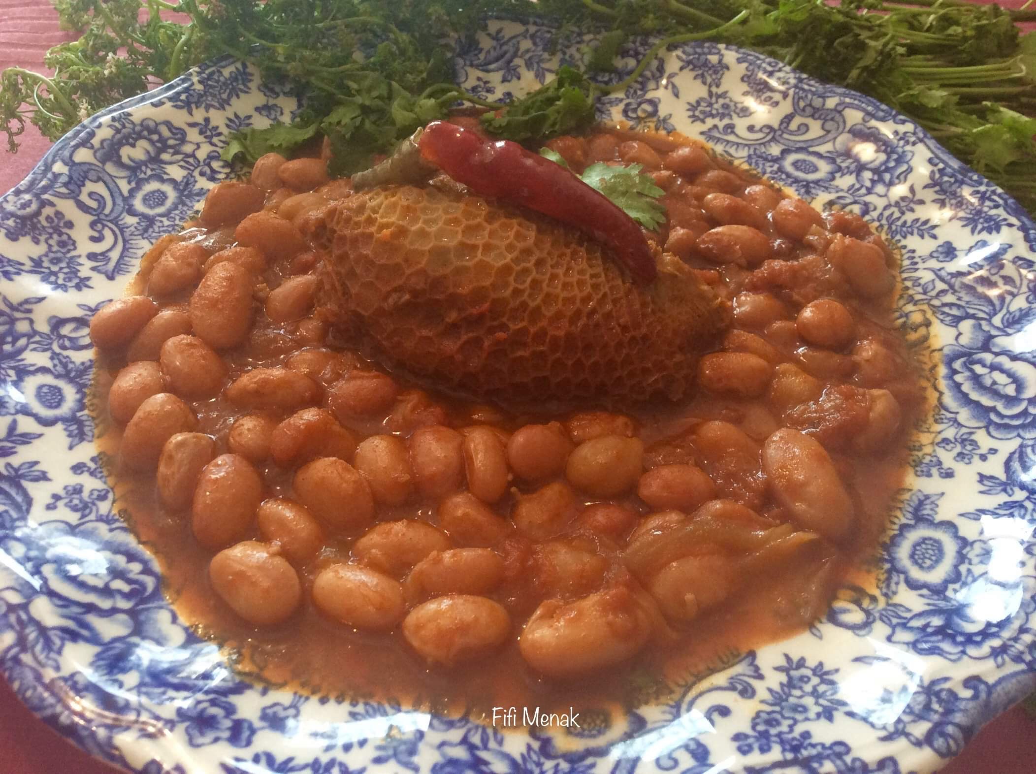 Haricots à écosser en sauce avec la panse farcie (Loubia fessassa b’osbane dewara)